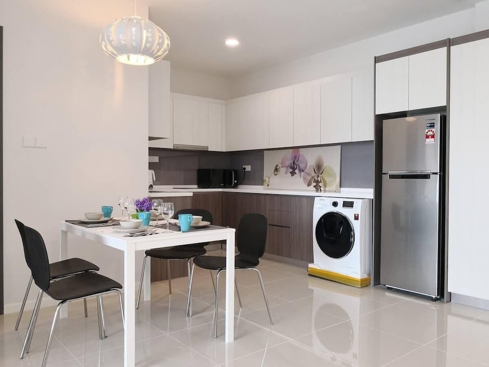 A Spacious, High-floor Suite Next to Komtar Jbcc