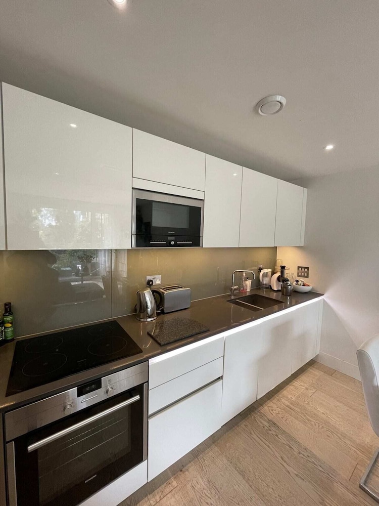 Chic 1BD Flat by the River Thames - Fulham!