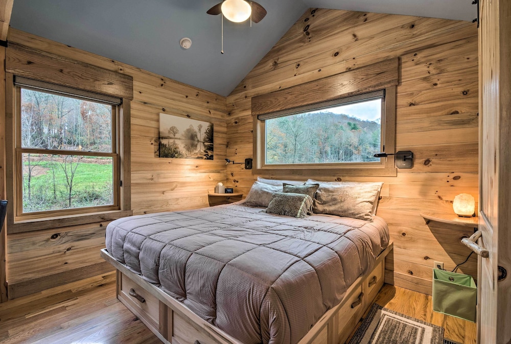 Sawyers Cabin w/ Hot Tub in Blue Ridge Mtns! view 2