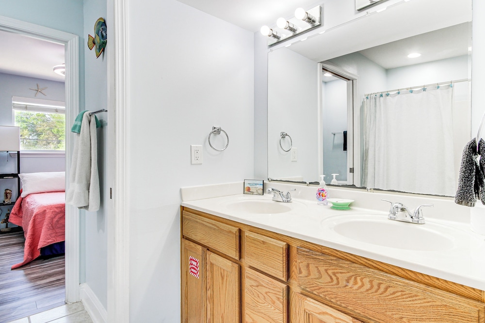 Walk to Gulf Coast: Biloxi Condo w/ Pool Access