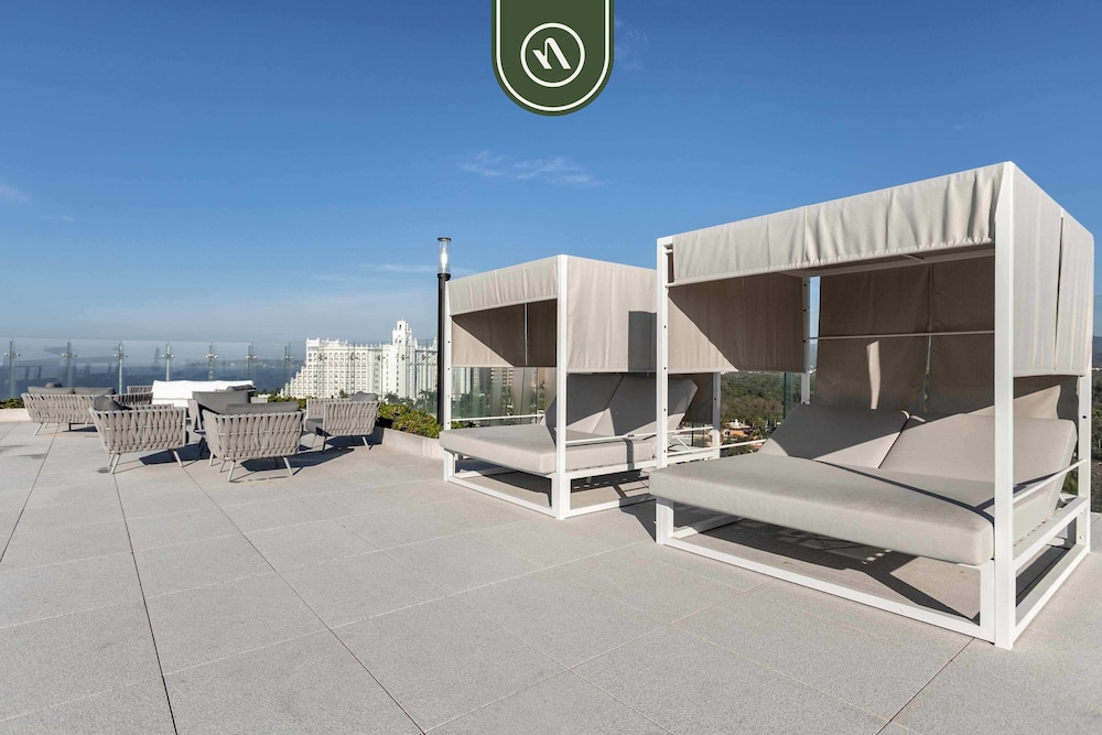 Luxury 3 BR Condo - Beach Access 1 Block Away