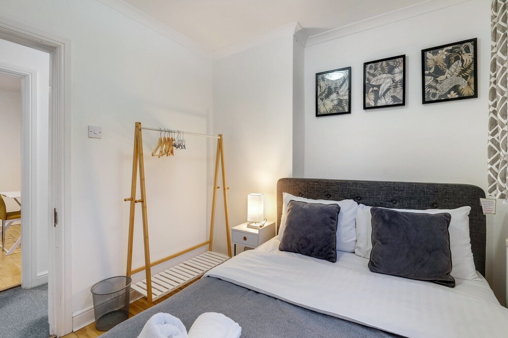 Modern 4 Bedroom Hse Garden in Feltham