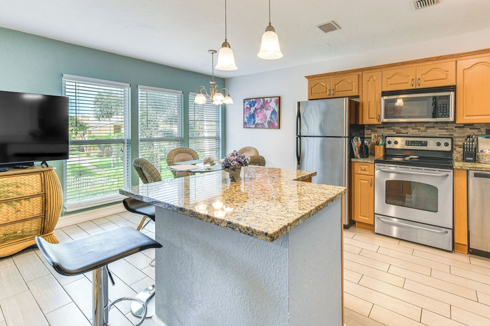 Explore Sarasota: Condo w/ Pool Access, Near Dtwn