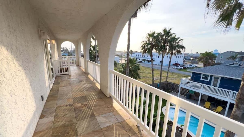 Fun Retro Island Vibe Sleeps 17 Beach 1 Block 4 Bedroom Home