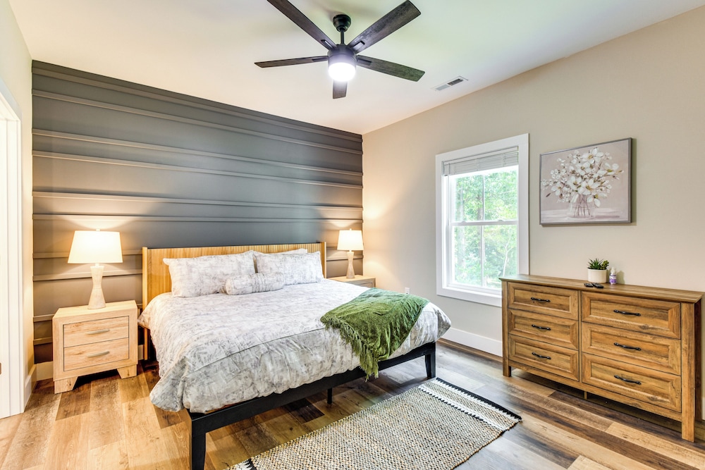 1 Mi to Lake Hartwell: Updated Retreat w/ Patio!