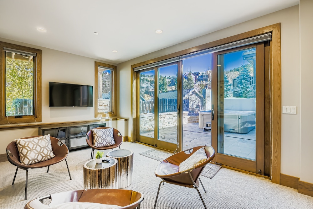King Road Luxury Lodge, Private Hottub, Game Room, Media Room 45 4 Bedroom Home