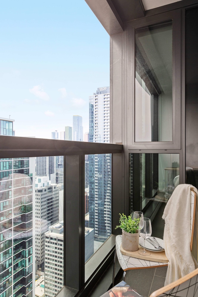 Pet-friendly 2BR Near Southern Cross, City Views