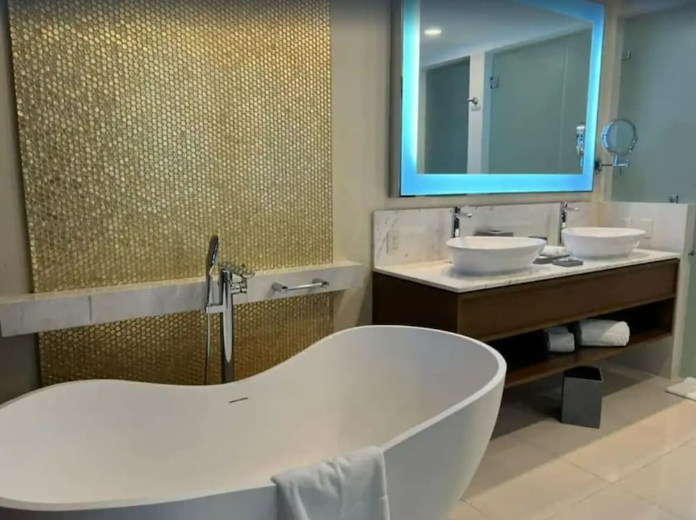 2BD Villa La Valencia Ocean View 5 Star Resort