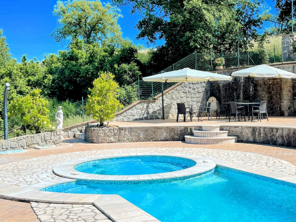 Charming Villa in Umbria - Sleeps 16 - Lake View - Pool, Jacuzzi and Events Room