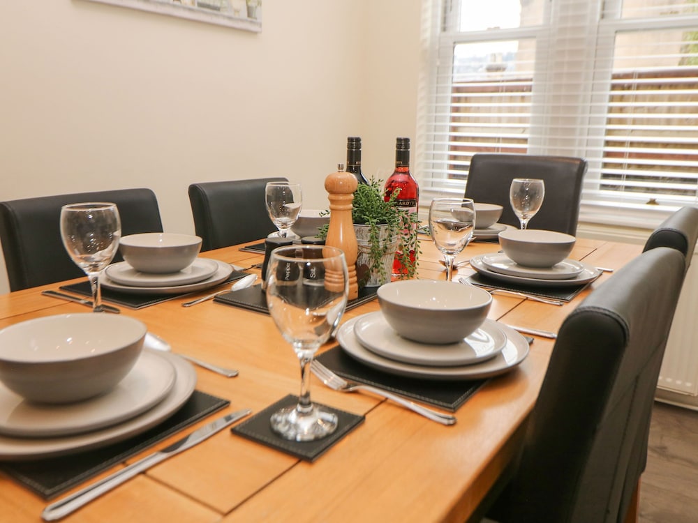 1 Knowleston House