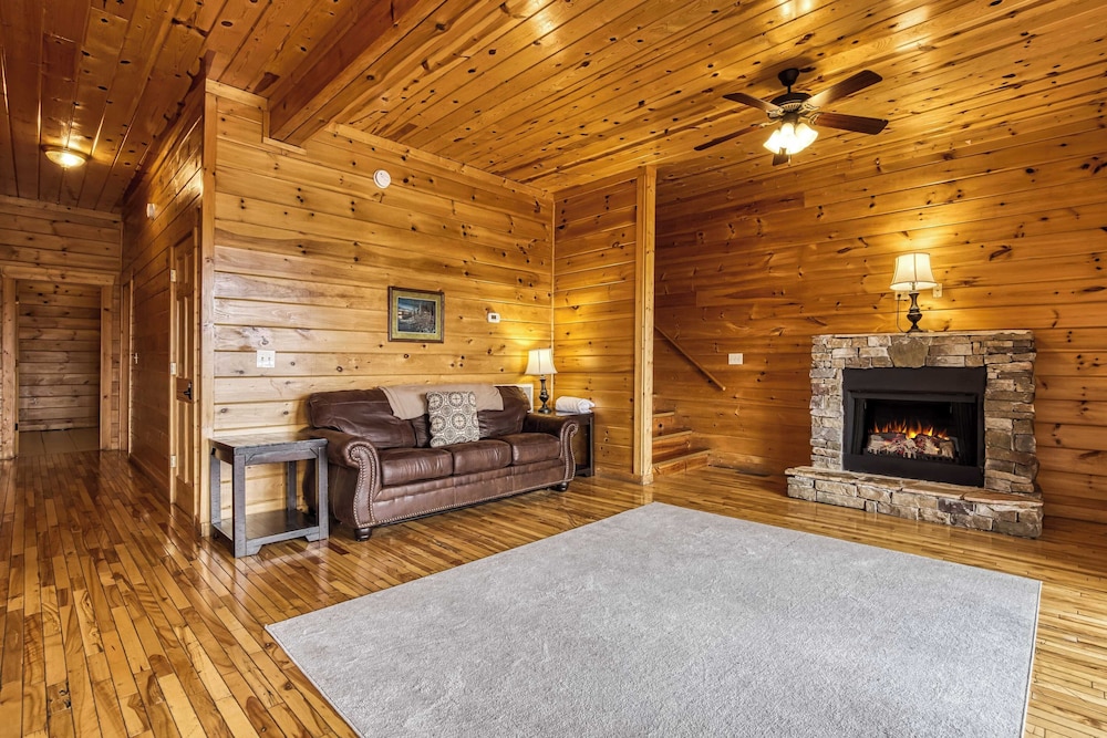 Hot Tub, Game Room, Movie Theater, View Sleeps 18 Lookout Lodge by Avantstay