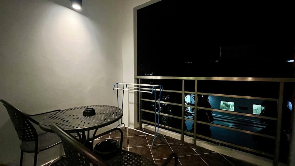 6-15 - 1 Bdr Condo With Balcony and Shared Pool