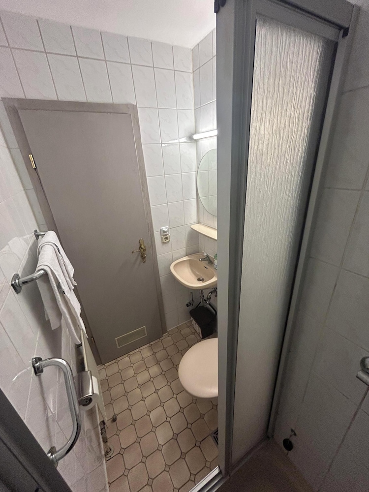 2-Rent Group Hostel Rooms AUB162