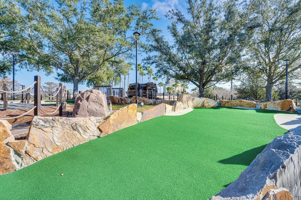 12 Mi to Wdw: Resort Condo w/ Community Hot Tub!