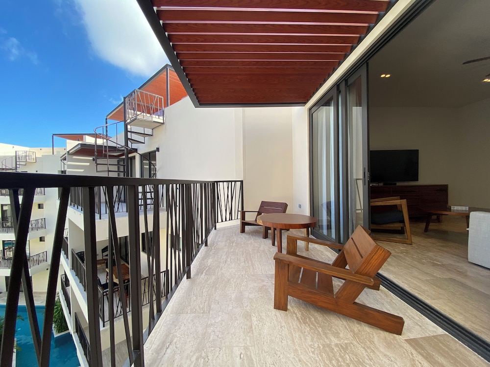 Private Terrace & Jacuzzi in Aldea Zama