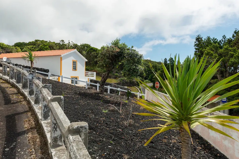 Villa Traditional, Pico by Izibookings view 3