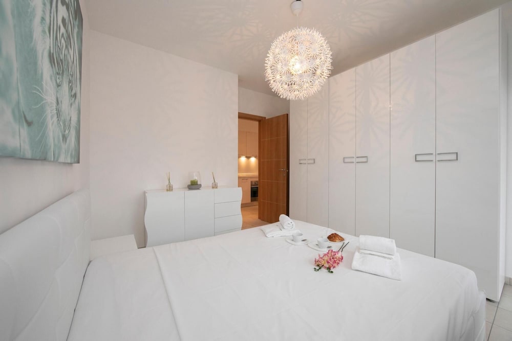 Prestige du Lac 27 in Lugano view 5