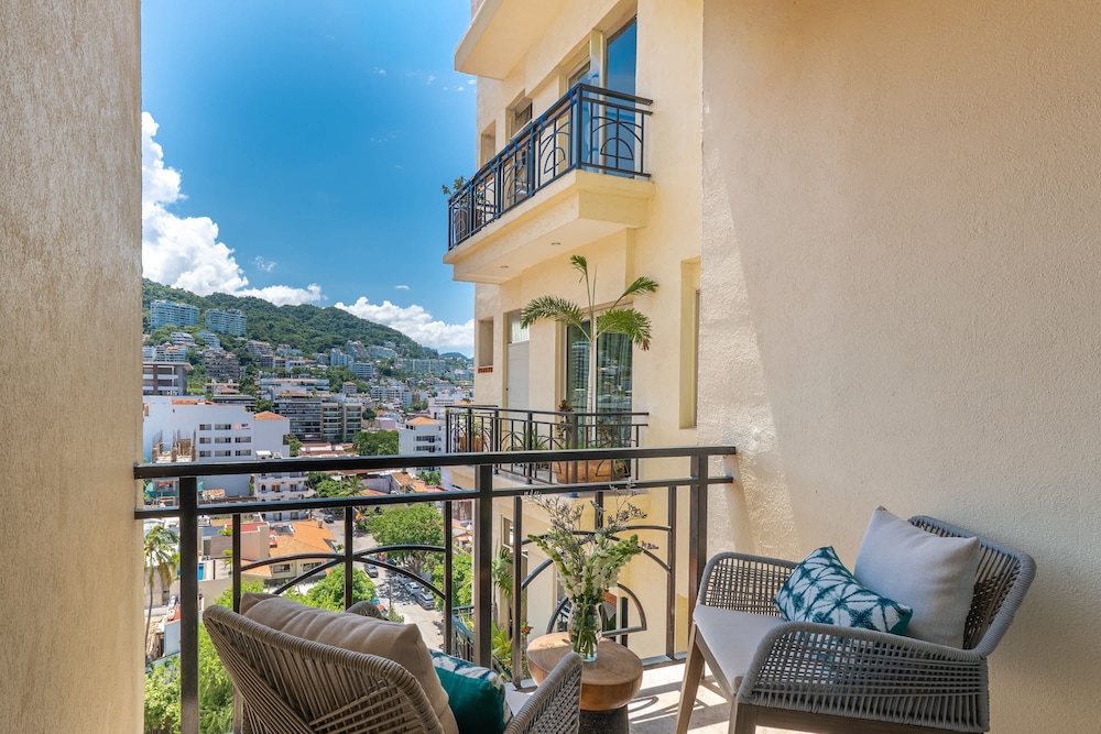 Ocean Front Amazing Views and Location Sleeps 8
