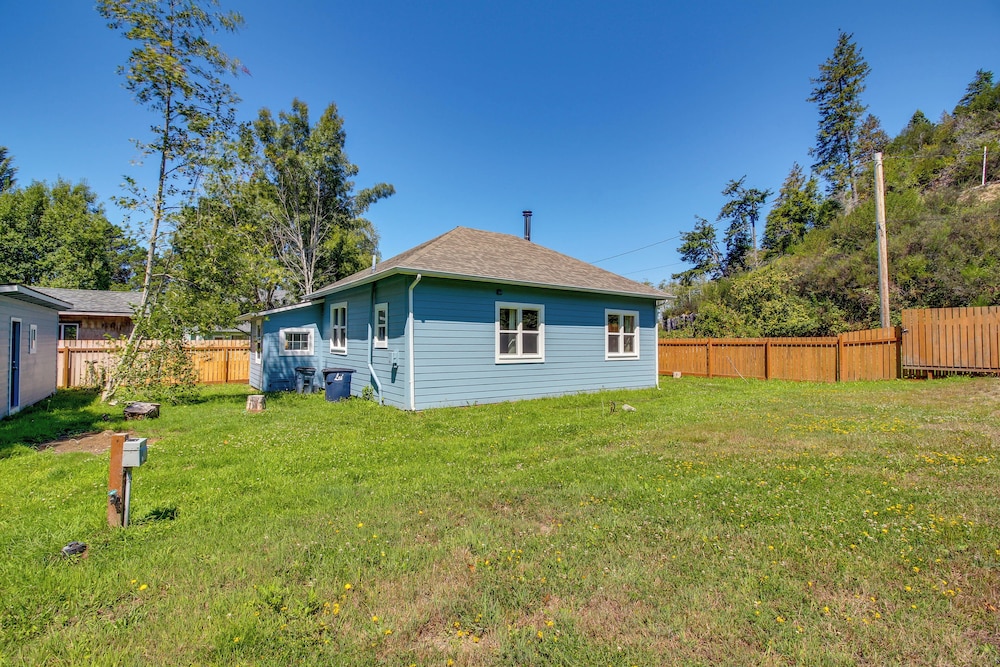 < 1 Mi to Coquille River: Cottage w/ Private Yard!