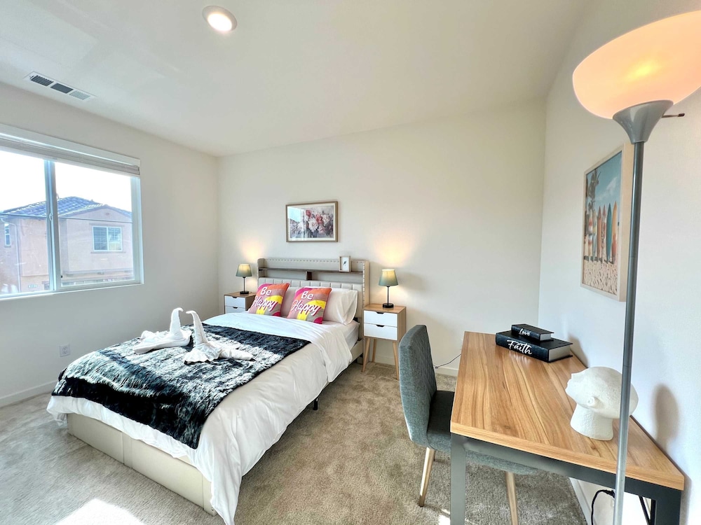 Sunny Stylish Near LA 4BR Home w Desks Lounge