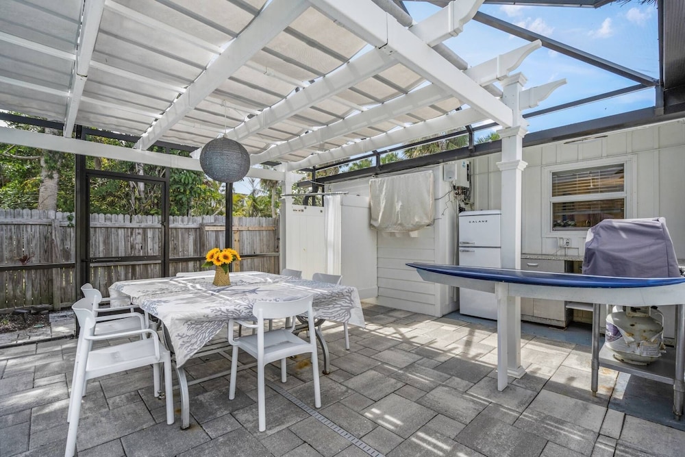 Dockside Getaway on Avenida