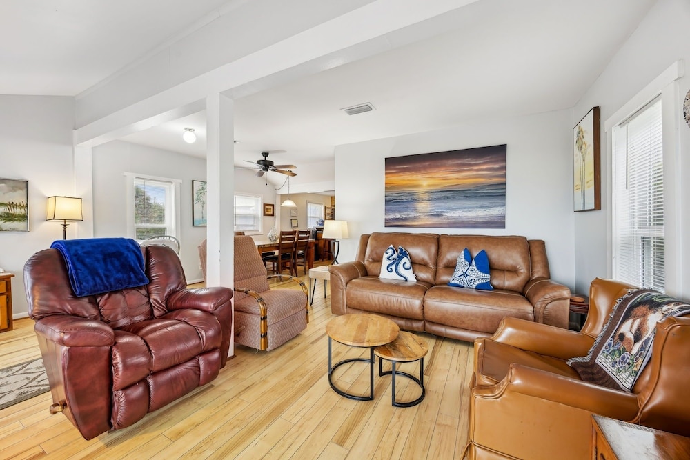 124 S Fletcher - Upstairs 2 Bedroom Duplex