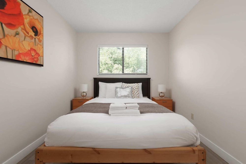 Huge 4 Bedroom Upper Suite Good for 10 People - Image 5