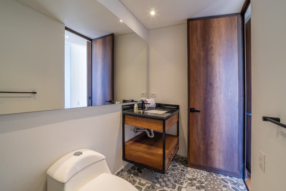 Stylish 2 Masters w Patio View