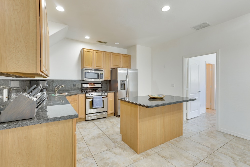 Rooftop Patio, Skyline Views: Phoenix Townhome!