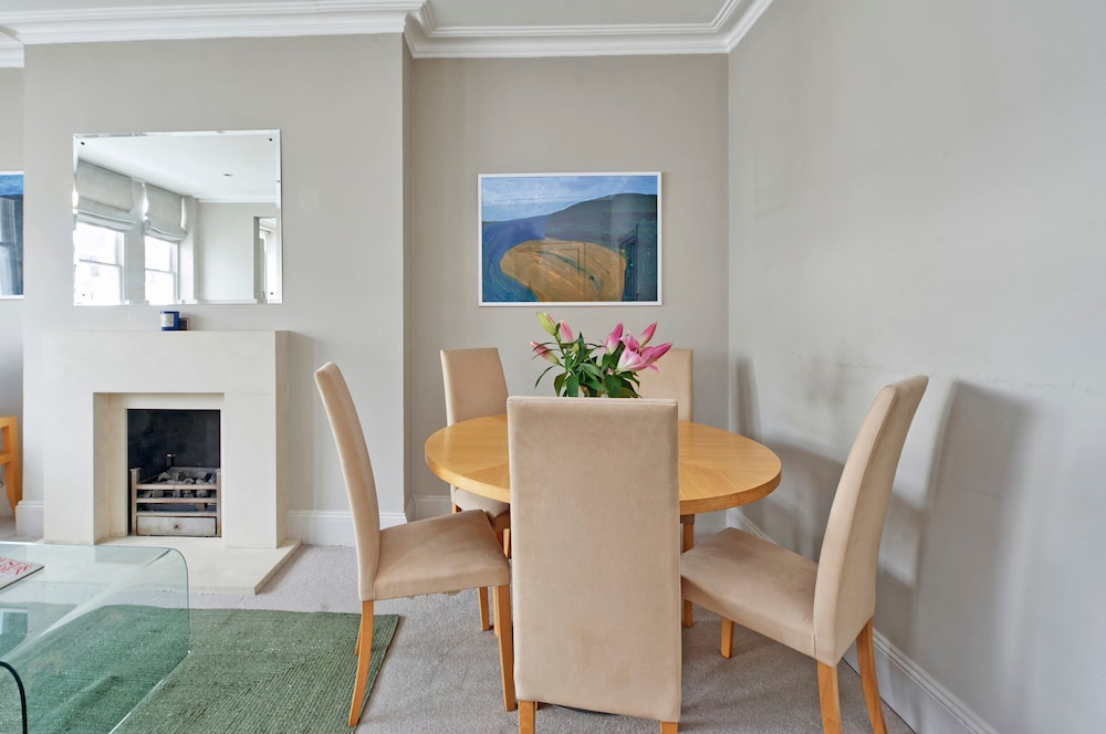 Cosy and Chic one Bedroom Flat in Earl s Court