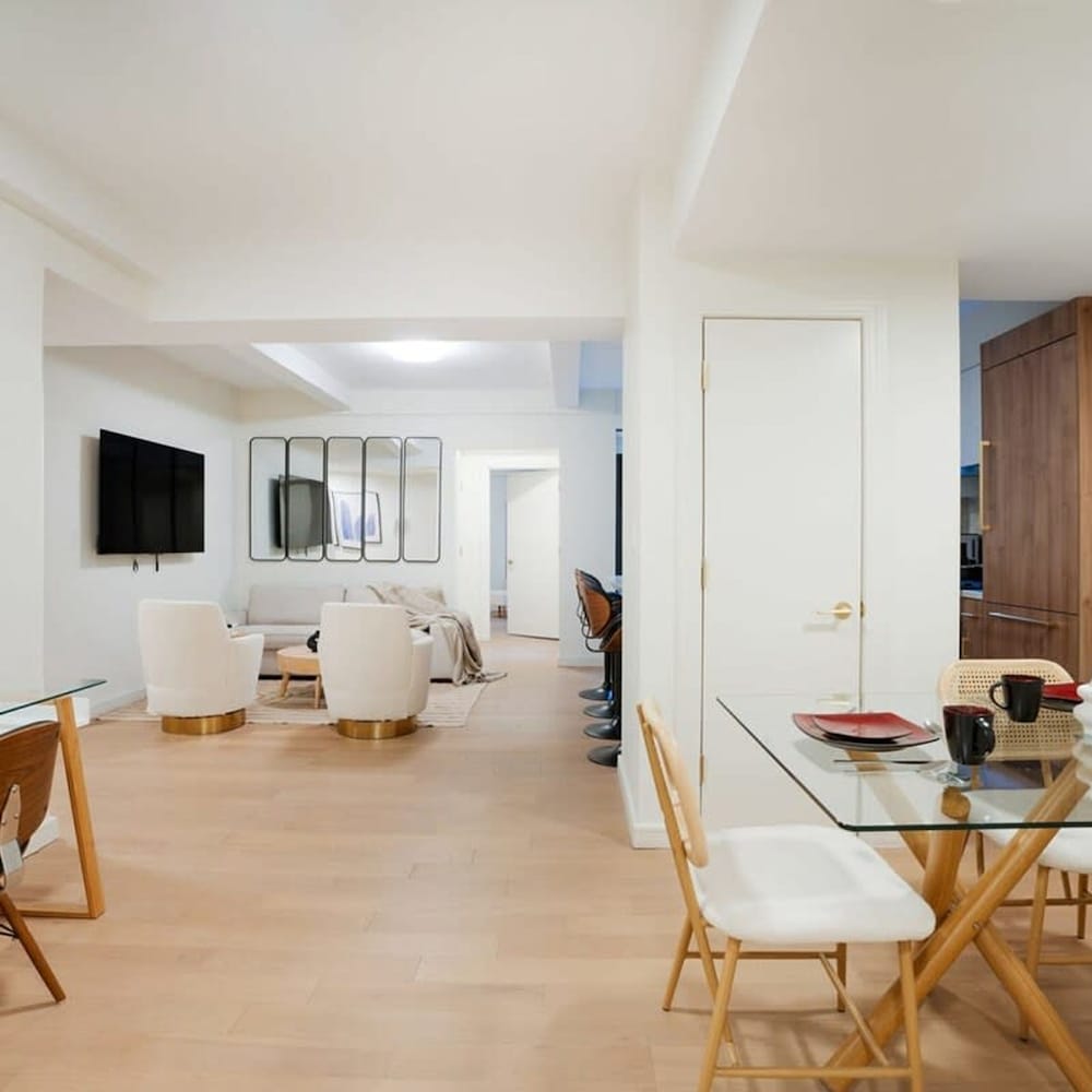 52-3de Newly Renovated 2BR BTH Midtown East