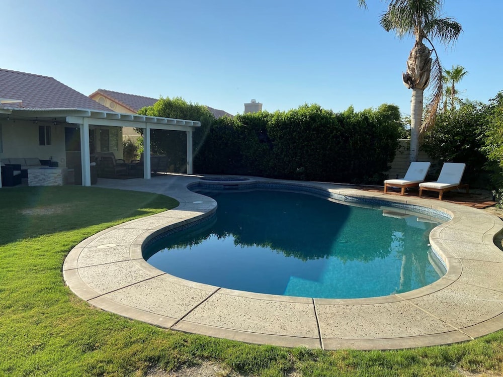 Stunning 5 Star Home Retreat Private Pool Spa BBQ 4 BR