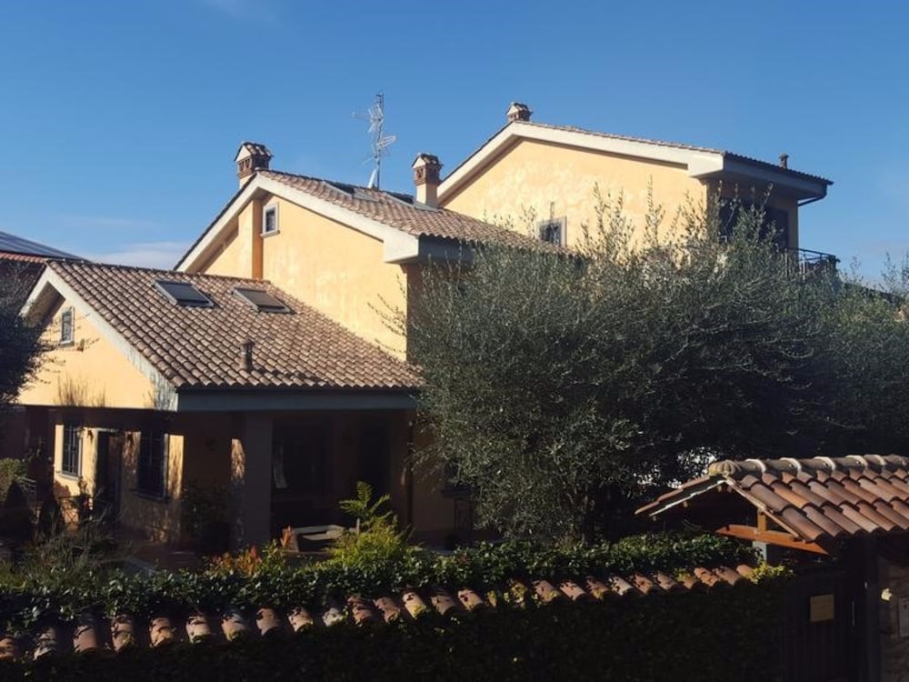 Aurelia Garden Gold Bed & Breakfast
