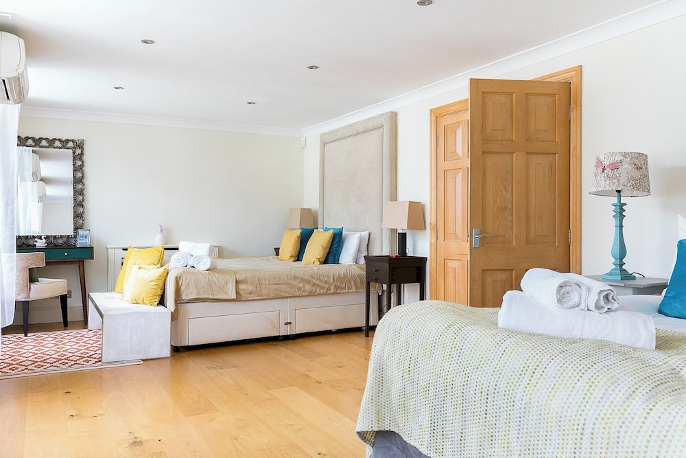 Luxury 5-bedroom Villa With Parking and AC