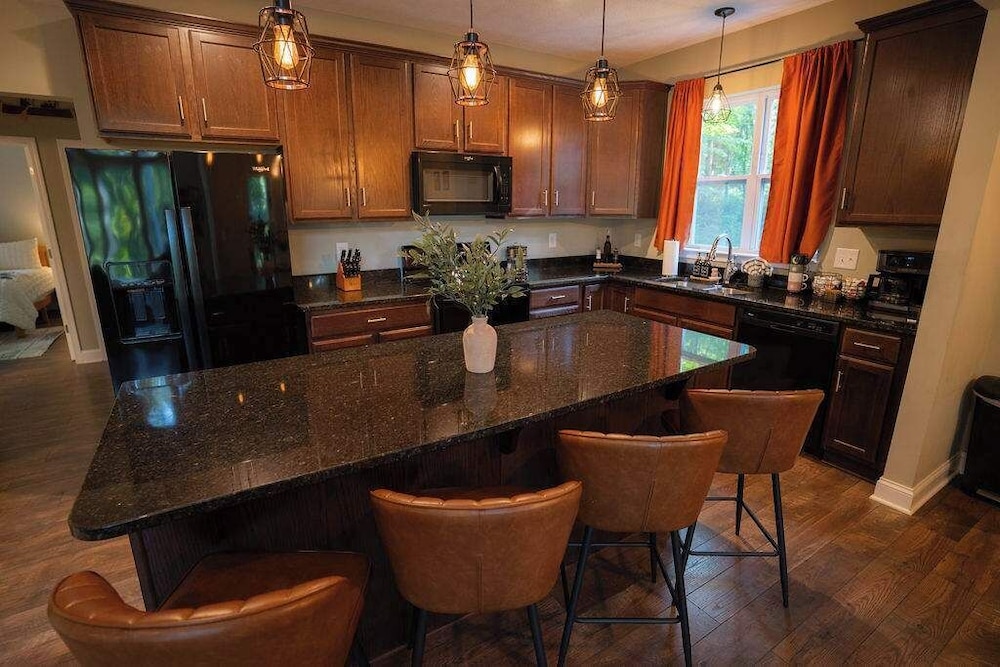 Modern 2 BD Cabin With hot tub & Games & Central Loc