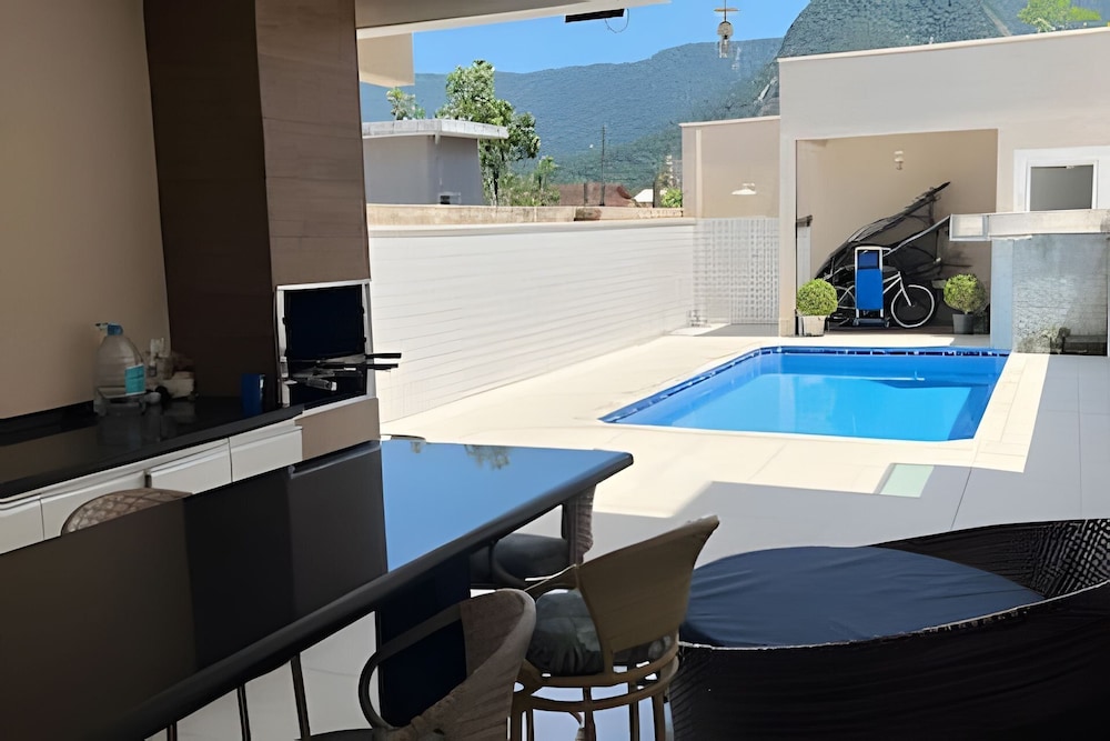 Casa com piscina em Boraceia