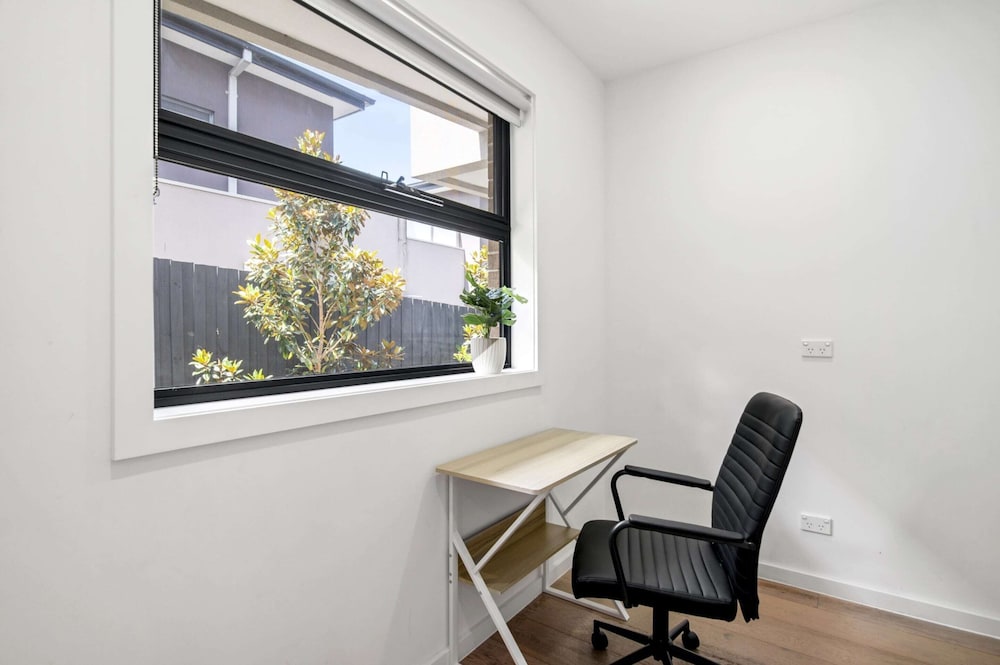 Relaxing Family Townhouse Near Melbourne's