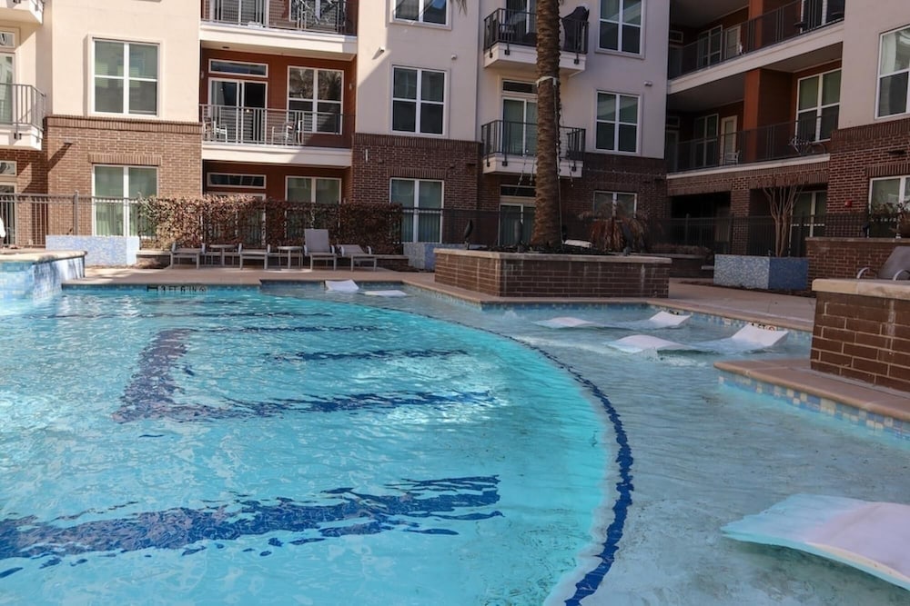Bright and Airy Condo With Fast Wifi Gym Pool Parking Included