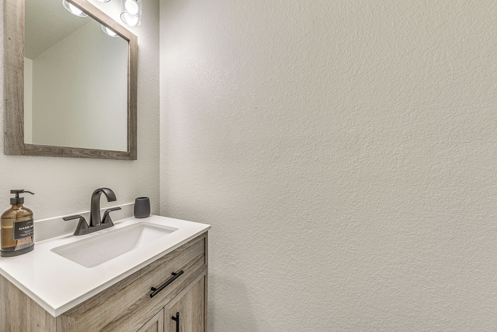 1 Mi to Grindstone Lake: Modern Ruidoso Retreat!