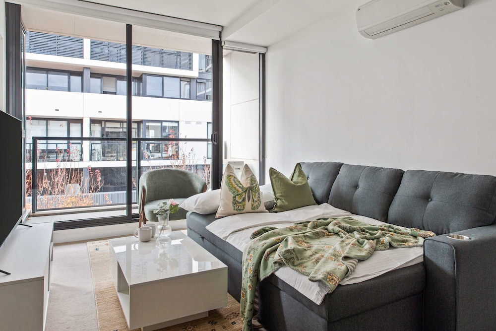 A Cozy 2BR Apt Next to The Yarra River