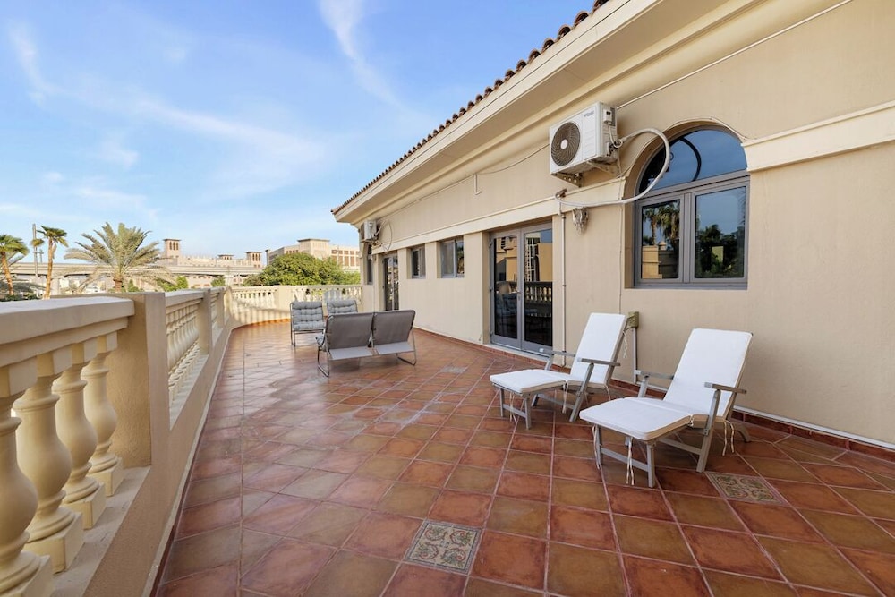 5BR M Private Villa Direct Beach Access