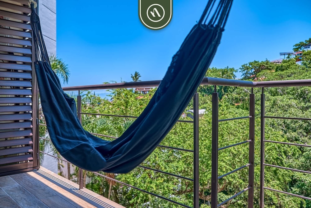 Luxury 2 BR Condo in the Jungle - Oceanview Pool