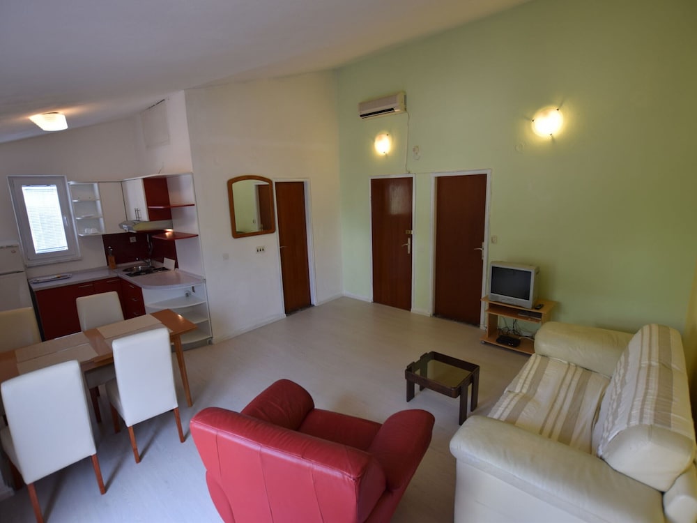 Comfortable Apartment With Balcony and Outdoor Kitchen view 5