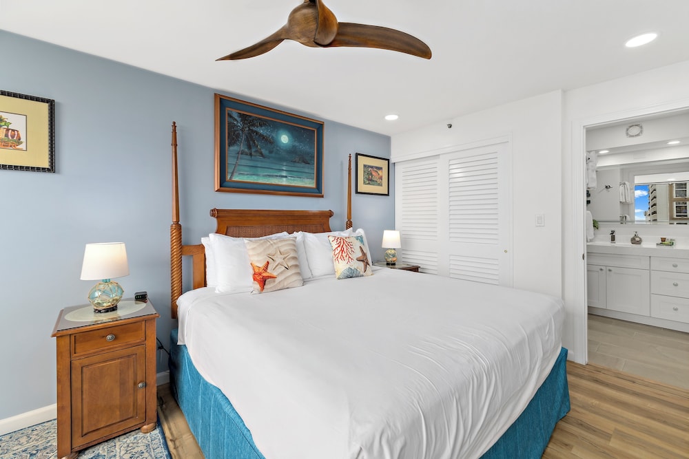 High Floor Ocean View Condo (King Bed and Parking): hotel room photo