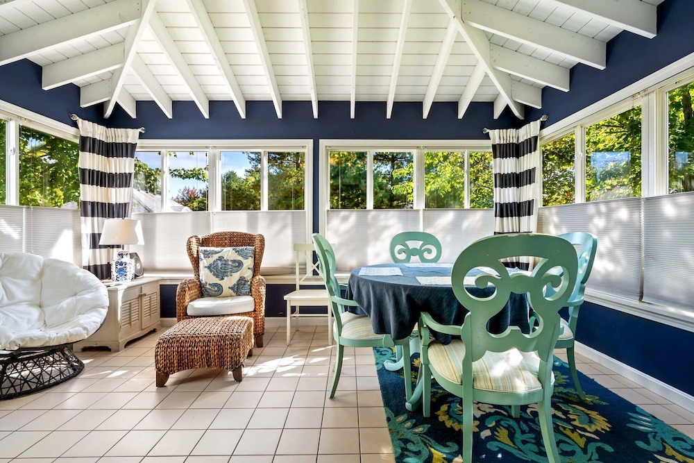 Captains Cottage Sleeps 6!
