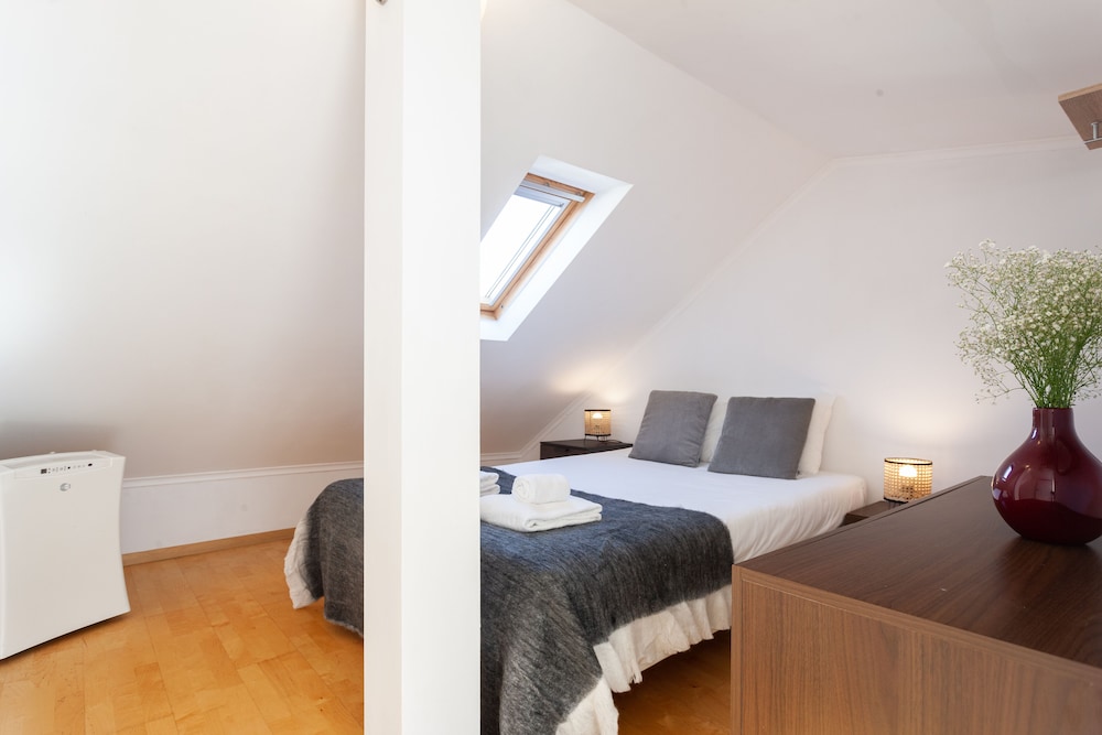 Liberty Penthouse Three-Bedroom Apartment - by LU Holidays