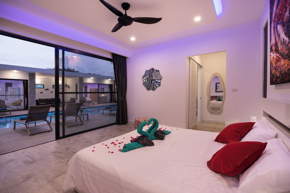 Modern 5 Bedrooms Pool Villa Curtis
