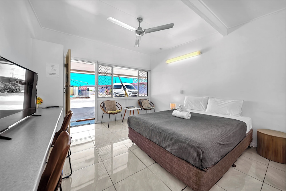 Pearly Shell Motel