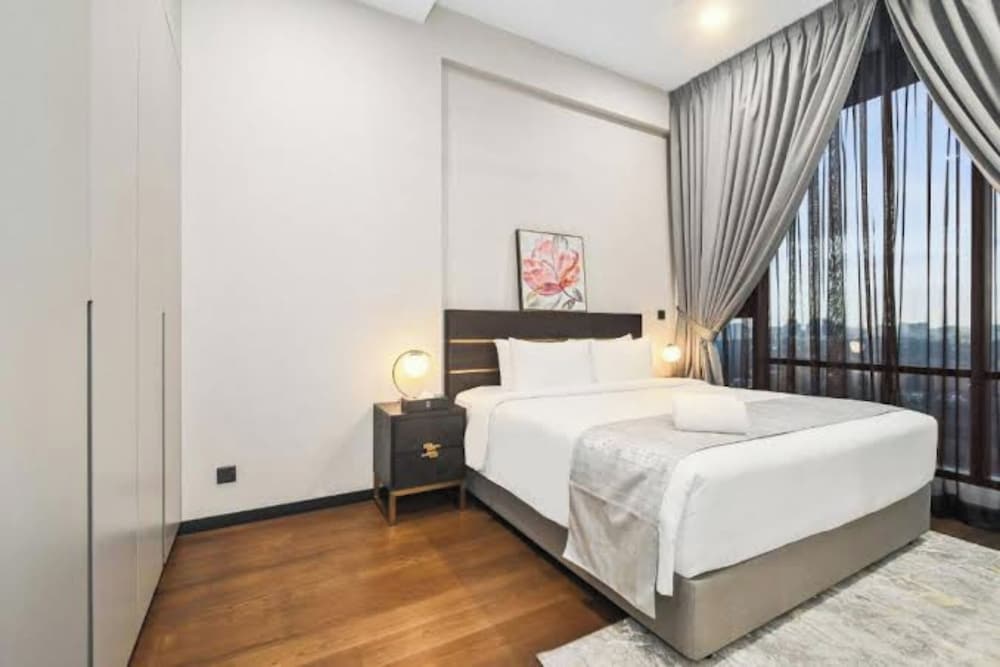 Grand Lumia Suite At Opus Residence