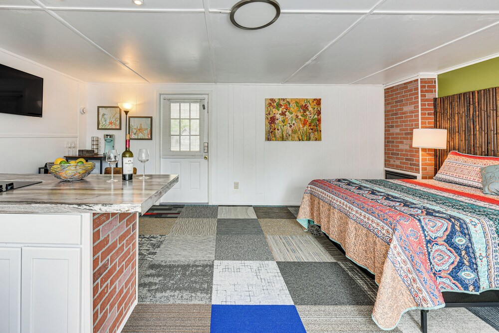 Fort Walton Beach Studio w/ Shared Pool & Patio!